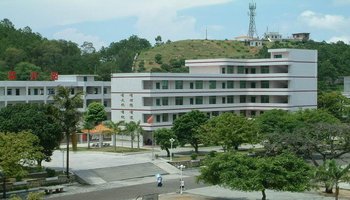 阳东县合山中学座落在广东省六大经济开发试验镇之一的阳江市合山镇内