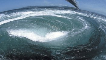 鸣门海峡 鸣门漩涡 鸣门旋涡 鸣门旋涡鸣门海峡位于鸣门与淡路岛之间