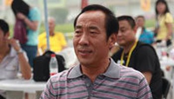 王老师自幼酷爱书法,师承书法大家启功与范曾老师