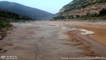 泾河以清澈著称,奔流千里与混浊的渭河相汇,仍能见到它清澈的一半,"