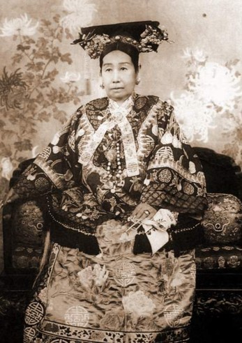 慈禧太后从19世纪六七十年代起,清政府中的洋务派掀起了一场以"自强"