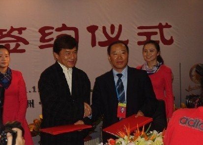 承载着国酒茅台深厚的文化底蕴推向世界的历史使命和华人国际巨星成龙