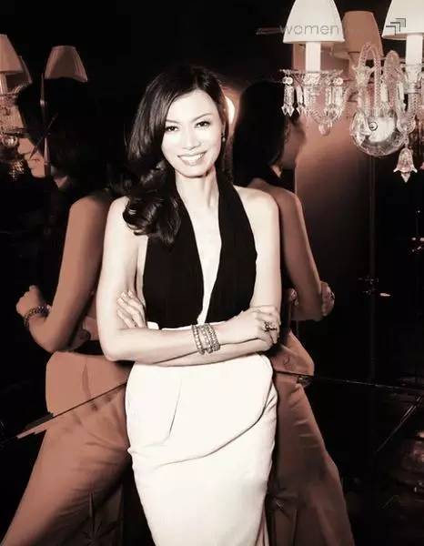 嫁最富的老头,睡最帅的鲜肉,她的人生才叫开挂